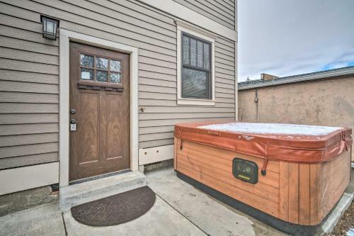 Updated Townhome With Hot Tub - Walk To Downtown!