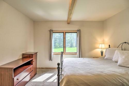 Scenic Forest Lodge Outside Glacier National Park!