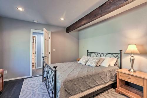 Rustic Townhouse With Fireplace, Less Than 1mi To Ski!