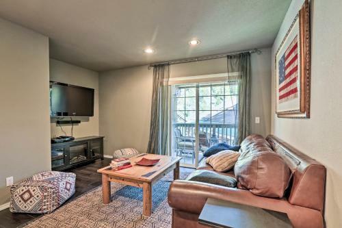 Rustic Townhouse With Fireplace, Less Than 1mi To Ski!