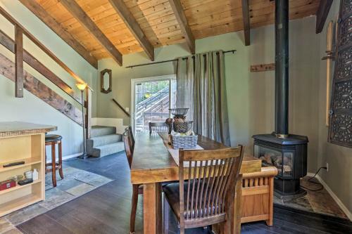 Rustic Townhouse With Fireplace, Less Than 1mi To Ski!