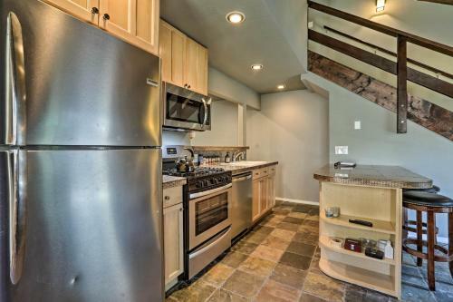 Rustic Townhouse With Fireplace, Less Than 1mi To Ski!