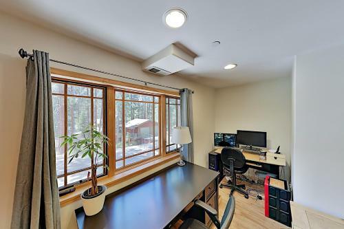 Immaculate Forest Home With Hot Tub - No Pets Home