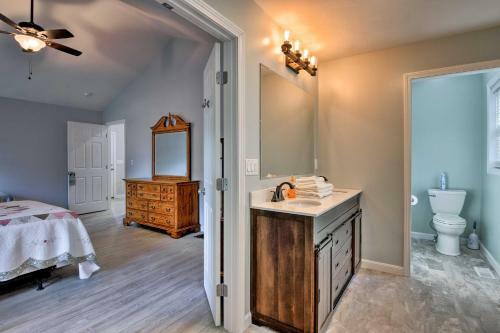 Gilford House With Deck And Grill - Mins To Beach!