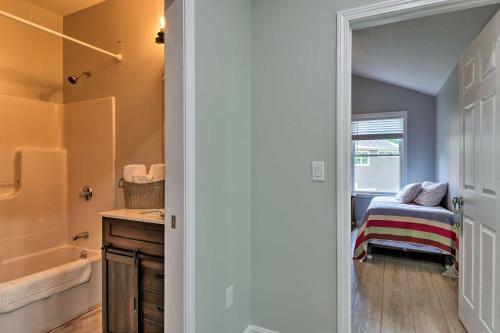 Gilford House With Deck And Grill - Mins To Beach!