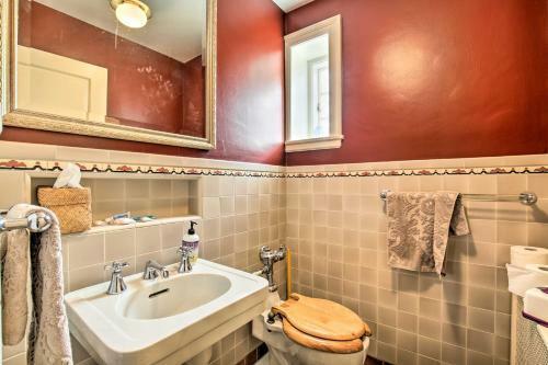 Grand Estate With Courtyard - 2 Mi To Downtown!