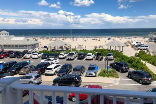 Ocean-view Apartment - Walk To Cafes And Beach!