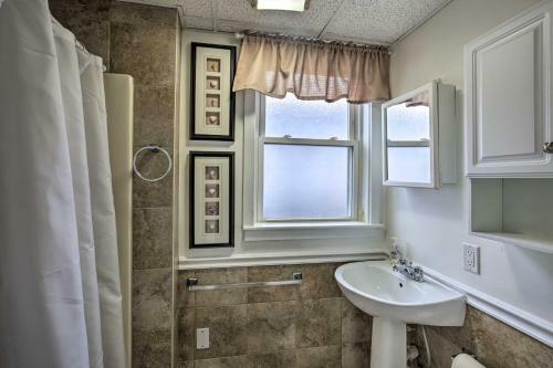 Ocean-view Apartment - Walk To Cafes And Beach!