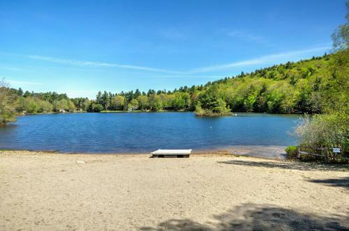 Breathtaking Newbury Cottage With Deck On Chalk Pond