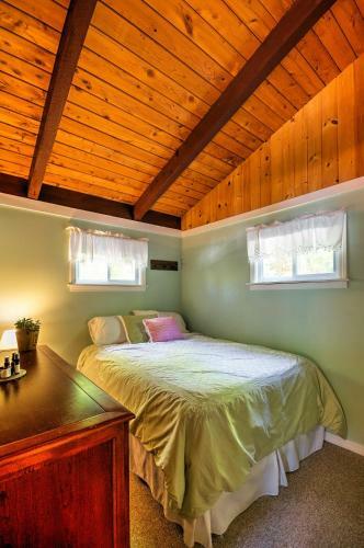 Breathtaking Newbury Cottage With Deck On Chalk Pond