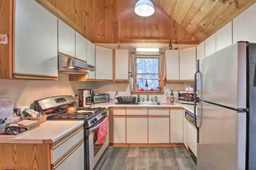 Lakeview Forest Cabin With Deck, Walk To Beach!