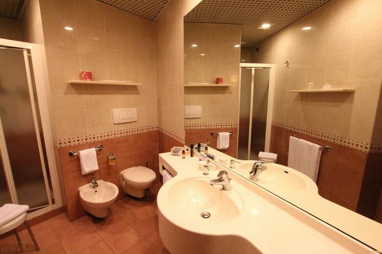 Mokinba Hotels King