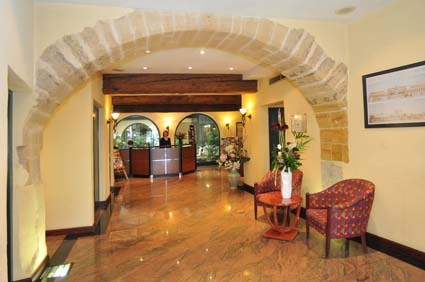 Le Phenix Hotel