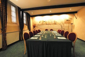 Le Phenix Hotel