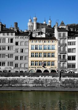 Le Phenix Hotel