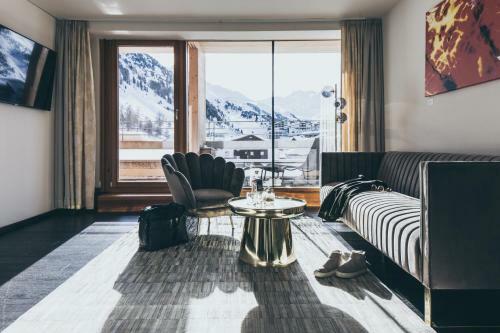 Hotel The Crystal