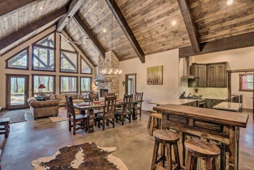 Custom Mountain Home Views, Hot Tub And Fire Pit!