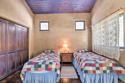 Eclectic Cabin With Kiva, 11 Mi To Taos Ski!