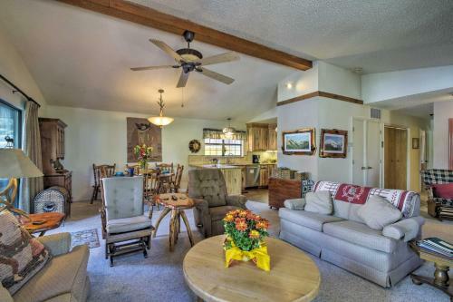 Ruidoso Cabin With Hot Tub And Golf Course Views!