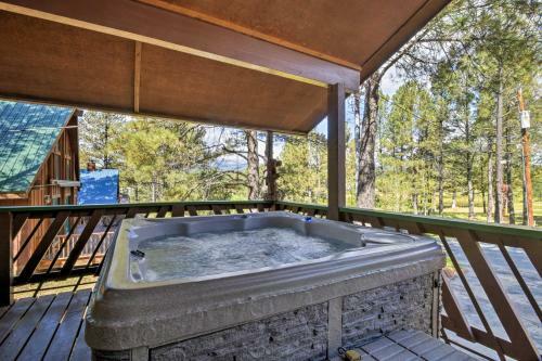 Ruidoso Cabin With Hot Tub And Golf Course Views!