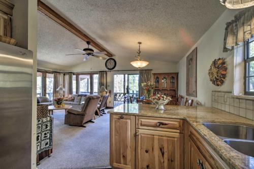 Ruidoso Cabin With Hot Tub And Golf Course Views!
