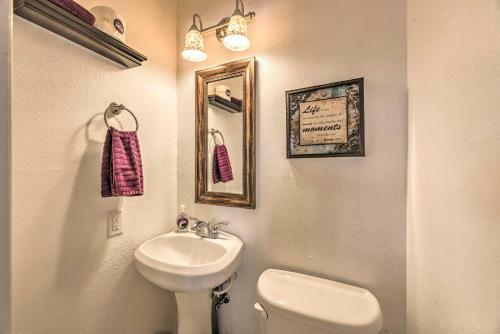 Apartamento Cozy Retreat With Deck - 2 5 Mi To Cedar Creek!