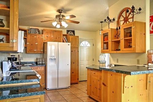 Quiet Ruidoso Hideaway - 2 Mi To Grindstone Lake!