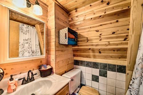Quirky, Secluded Ruidoso Cabin 18mi To Ski Apache
