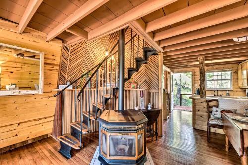 Quirky, Secluded Ruidoso Cabin 18mi To Ski Apache