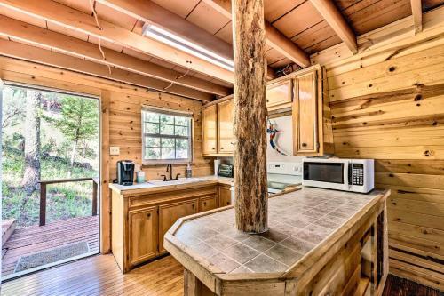 Quirky, Secluded Ruidoso Cabin 18mi To Ski Apache