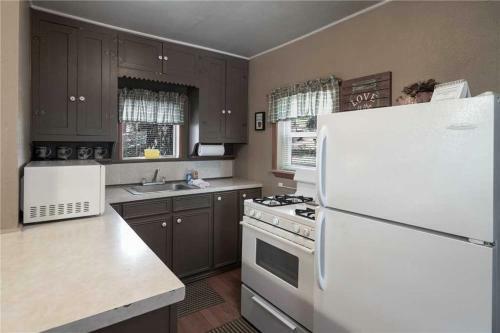 Cozy Bear 6, 1 Bedroom, Fireplace, Midtown, Sleeps 4