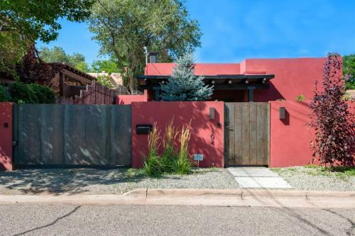 Casa Rojo - Sleek And Comfortable, Blocks From The Plaza
