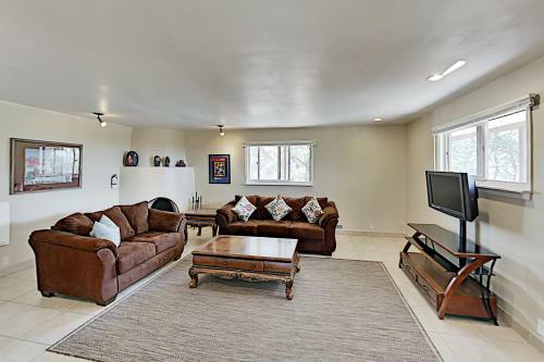 Peaceful Mountain-view Retreat On 3 Acres Home