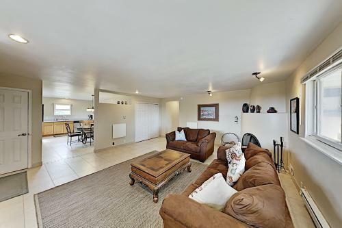 Peaceful Mountain-view Retreat On 3 Acres Home
