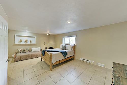 Peaceful Mountain-view Retreat On 3 Acres Home