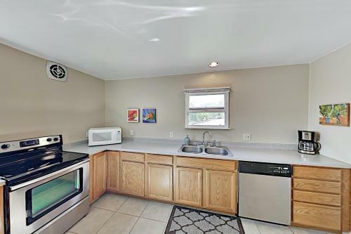 Peaceful Mountain-view Retreat On 3 Acres Home