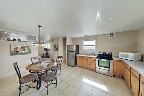 Peaceful Mountain-view Retreat On 3 Acres Home