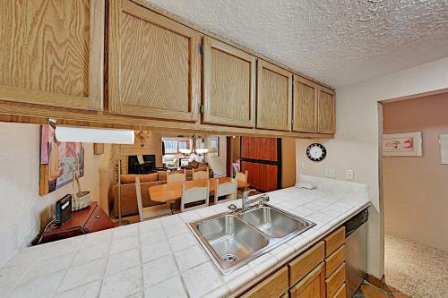 Apartamento Chic Forest-view Condo With Balcony - Near Slopes! Condo