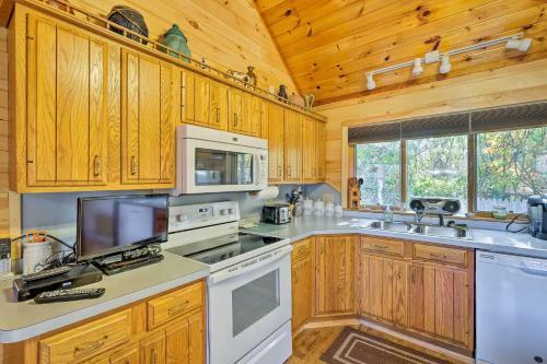 Bolton Landing Cottage With Deck - Walk To The Beach!
