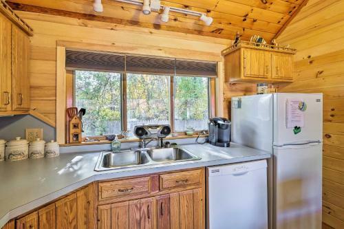 Bolton Landing Cottage With Deck - Walk To The Beach!