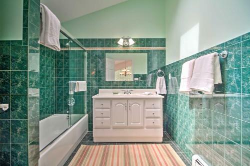 Beautiful East Hampton Home With Hot Tub And Pool!
