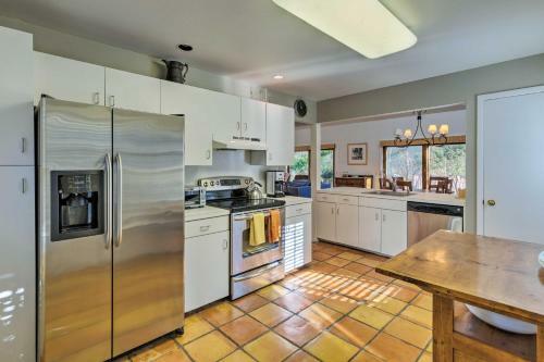 Classic East Hampton Home With Pool Walk To Village