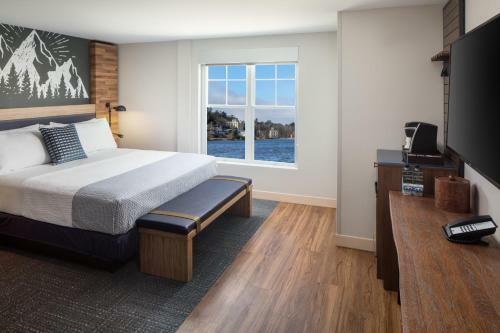 Hotel Saranac Waterfront Lodge