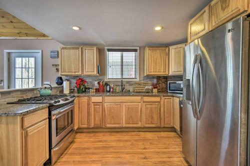Hidden Lakefront Retreat Fire Pit And Fishing Dock!