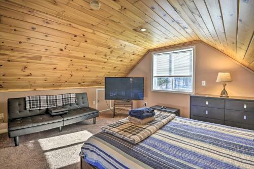 Hidden Lakefront Retreat Fire Pit And Fishing Dock!