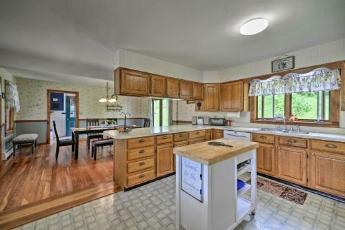 Historic Farmhouse With Deck In The Catskills!