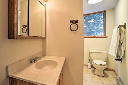 Cozy Catskills Getaway With Yard And Mtn Views!