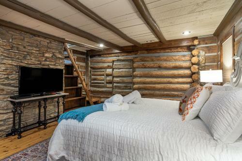 Cool Stream Lodge Cabin