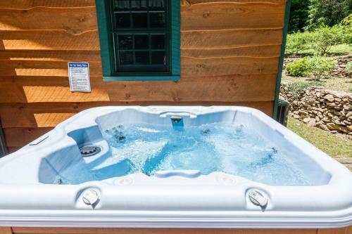 Cool Stream Lodge Cabin