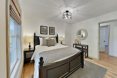 Wooded Oasis With Firepit, Lawn & Amazing Locale Home